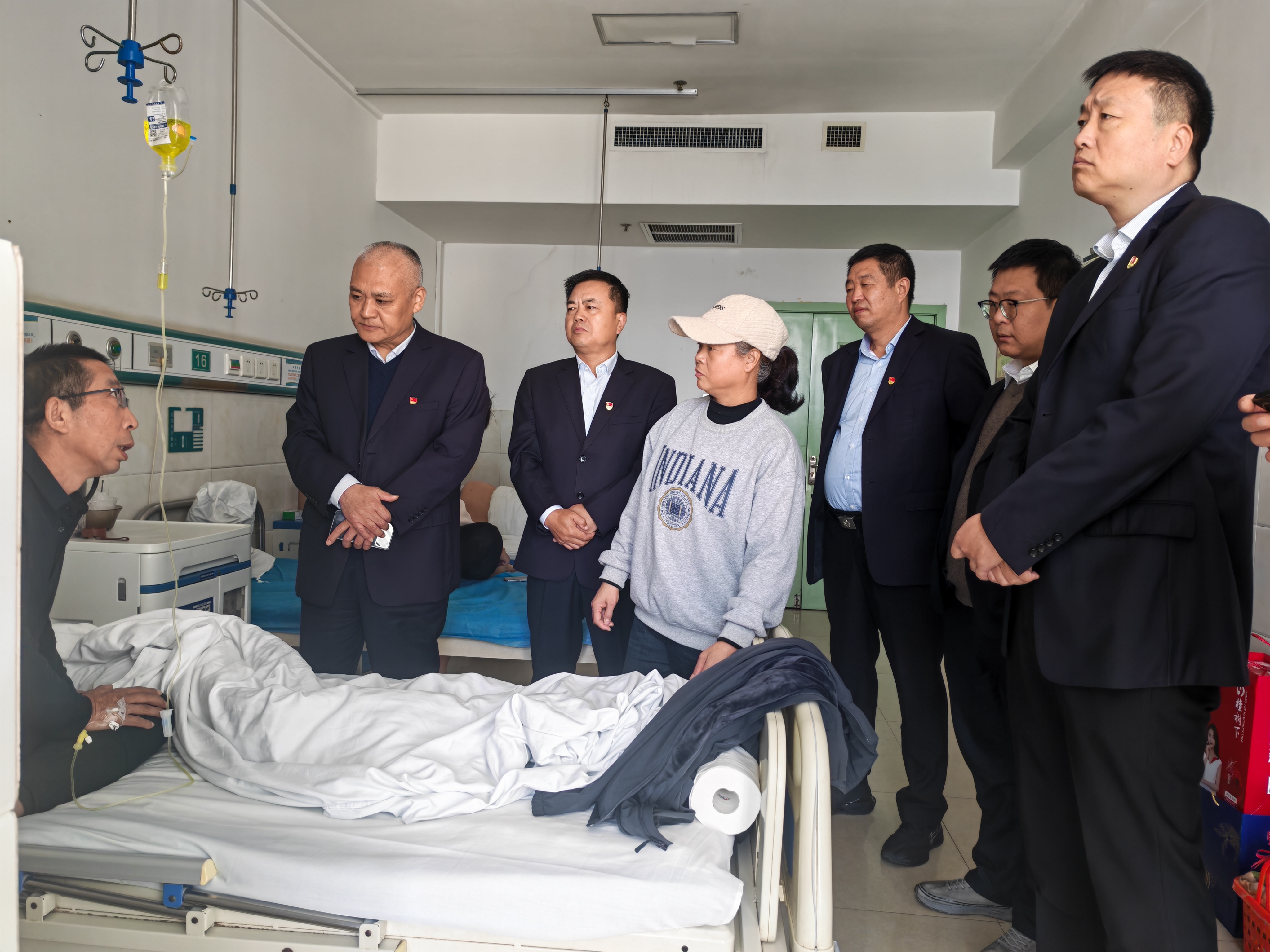 心系一線暖人心 —— 公司領導赴醫院看望因公受傷隊員